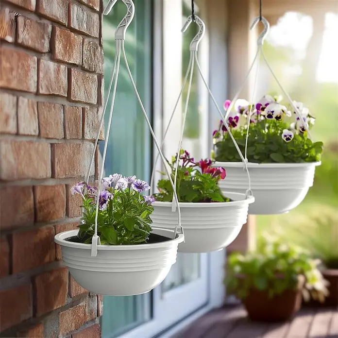 Plastard Blumenampel 3er Set Ø 32 cm in Weiß mit Aufhänger, Deko Blumentopf - 3 Stk., Außenmaß (Ø x H): 32 x 12,5 cm, Kunststoff, Weiß - Drei weiße Kunststoff-Hängekörbe mit bunten Blumen, im Freien auf einem Balkon oder einer Veranda hängend.