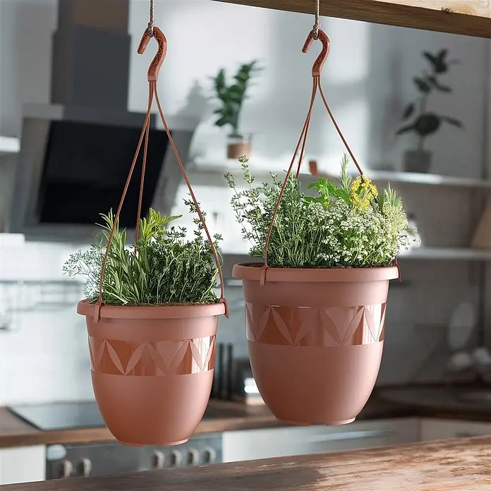 Plastard Blumenampel Ø 15 cm in Terrakotta mit Aufhänger, Deko Blumentopf - 1 Stk., Außenmaß (Ø x H): 15 x 13 cm, Kunststoff, Terrakotta - Zwei braune Kunststoff-Hängeübertöpfe mit Kräutern, in einer Küche aufgehängt.