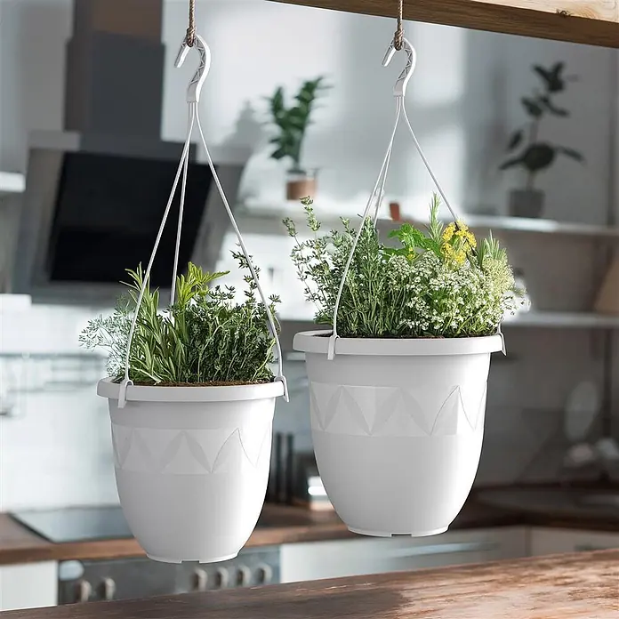 Plastard Pflanztopf Ø 18 cm in Weiß mit Aufhänger, Deko Blumentopf - 1 Stk., Außenmaß (Ø x H): 18 x 13 cm, Kunststoff, Weiß - Zwei weiße Hängepflanzgefäße mit Strukturmuster, gefüllt mit frischen Kräutern, in einer modernen Küche.