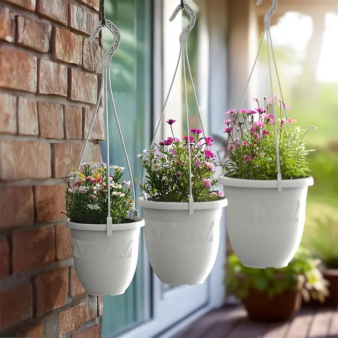 Plastard Blumenampel Ø 21 cm in Weiß mit Aufhänger, Deko Blumentopf - 1 Stk., Außenmaß (Ø x H): 21 x 18 cm, Kunststoff, Weiß - Drei weiße Kunststoff-Hängekörbe mit bunten Blumen auf einer Veranda.