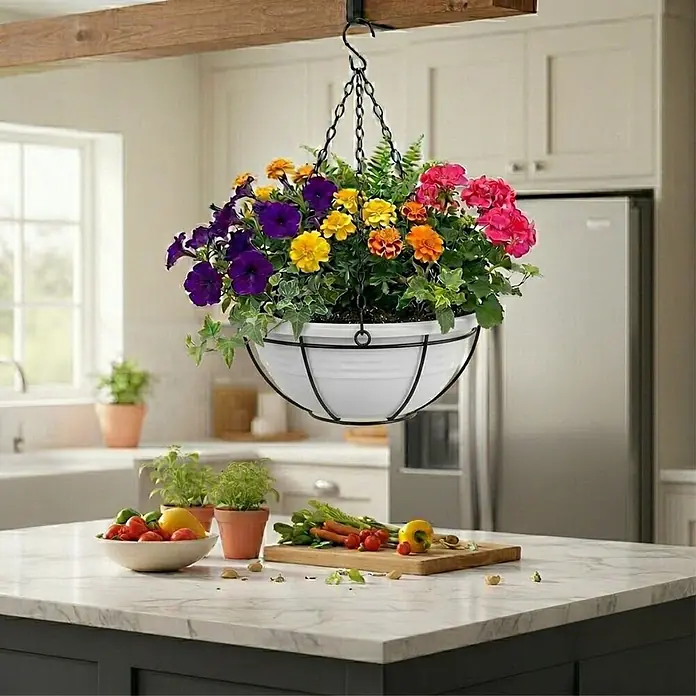 Plastard Pflanzschale rund 3er-Set Ø 40 cm mit Metallkorb hängend Weiß - 3 Stk., Außenmaß (Ø x H): 40 x 14 cm, Kunststoff, Weiß - Ein weißer Hängepflanzer mit schwarzem Metallrahmen, gefüllt mit bunten Blumen, von einem Holzbalken in einer Küche hängend.