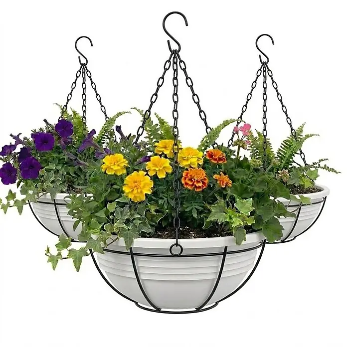Plastard Pflanzschale rund 3er-Set Ø 40 cm mit Metallkorb hängend Weiß - 3 Stk., Außenmaß (Ø x H): 40 x 14 cm, Kunststoff, Weiß - Drei weiße Kunststoff-Hängekörbe mit schwarzen Ketten und Rahmen, gefüllt mit bunten Blumen und Grünpflanzen.