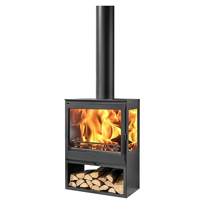Panadero Kaminofen Diamant 3V Eco - 7,1 kW, Raumheizvermögen: 220 m³, Material Verkleidung: Stahl, Schwarz - Schwarzer Kaminofen aus Metall mit brennendem Feuer, Holzscheiten darunter und einem Schornsteinrohr.