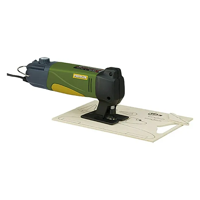 Proxxon Elektro-Stichsäge STS 12/E - 2.000 /min - 5.000 /min, 10 mm - Bild einer Proxxon Dekupiersäge mit grünem Gehäuse beim Bearbeiten eines Werkstücks. Ideal für feine Holzarbeiten und Modellbau.