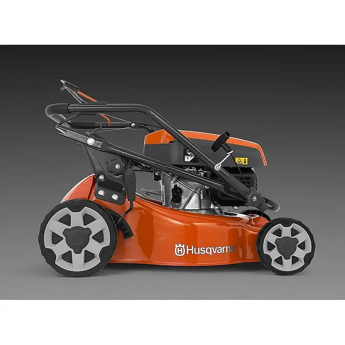 Husqvarna LC 140P Benzin-Rasenmäher 40 cm 1,95 kW Easy-Start Stahldeck -  - Orangefarbener Husqvarna Rasenmäher mit schwarzen Griffen und grauen Rädern, von der Seite.