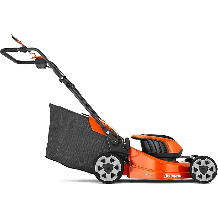 Husqvarna LC 142i Akku-Rasenmäher 42 cm 36V klappbar ohne Akku -  - Ein orange-schwarzer Husqvarna Schiebemäher mit Grasfangkorb, seitlich betrachtet.