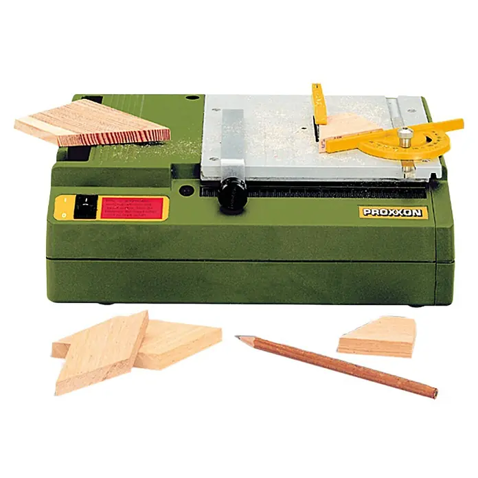 Proxxon Tischkreissäge KS 230 - 85 W, Durchmesser Sägeblatt: 58 mm - Produktdarstellung: Präzise Tischkreissäge von Proxxon, ideal für feine Holzarbeiten und Modellbauprojekte mit Zubehör und Holzzuschnitten.