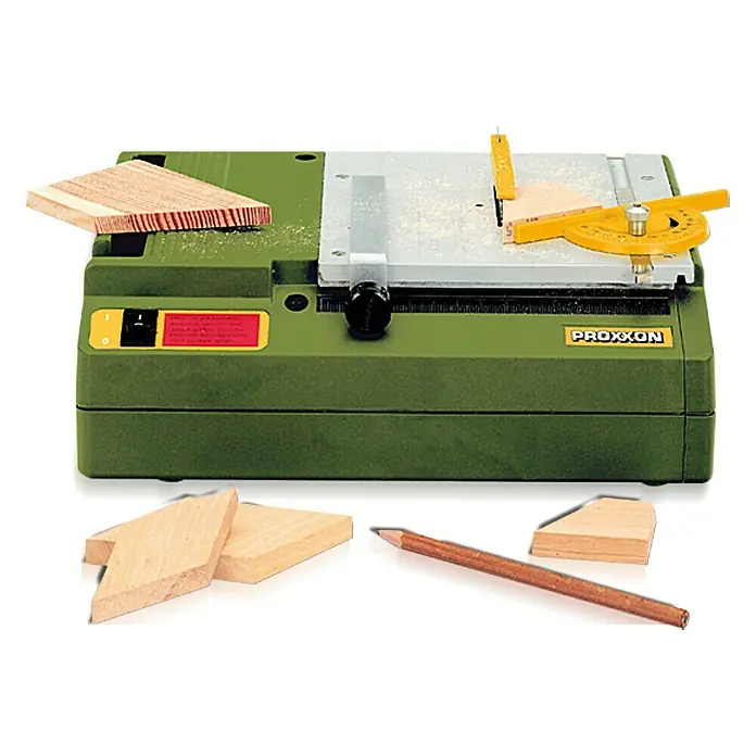 Proxxon Tischkreissäge KS 230 - 85 W, Durchmesser Sägeblatt: 58 mm - Produktdarstellung: Präzise Tischkreissäge von Proxxon, ideal für feine Holzarbeiten und Modellbauprojekte mit Zubehör und Holzzuschnitten.