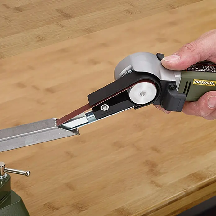 Proxxon Micromot Elektro-Bandschleifer BS/E - 80 W - Nahaufnahme des Proxxon Bandschleifers, der zum Schleifen von Metall verwendet wird. Er ist benutzerfreundlich und ermöglicht präzises Schleifen.