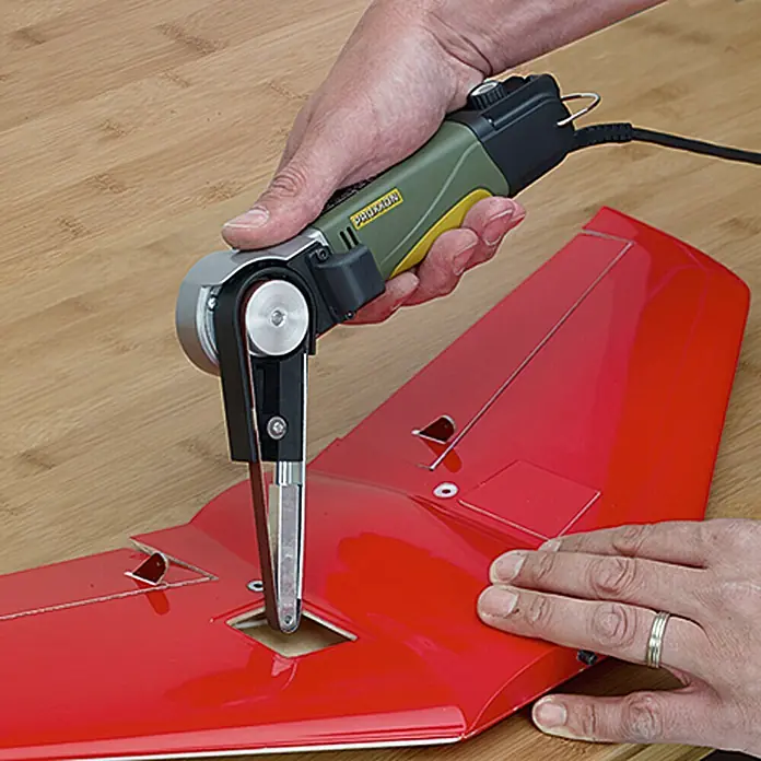 Proxxon Micromot Elektro-Bandschleifer BS/E - 80 W - Präzisions-Bandschleifer von Proxxon in Aktion, ideal für feine Schleifarbeiten an Modellbauprojekten und Werkstücken.