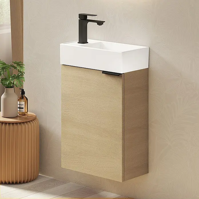 Badmöbel-Set BV1 -  - Moderne wandmontierte Waschtisch-Unterschrank mit hellem Holzschrank, weißem Keramikwaschbecken und schwarzem Wasserhahn in einem Bad.
