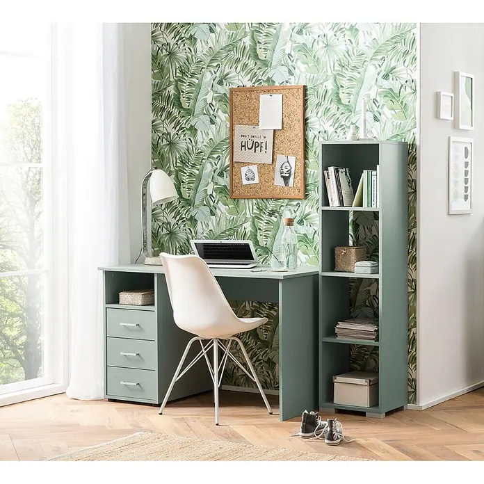 Schildmeyer Niels Schreibtisch - L x B x H: 70 x 116 x 74 cm, Holzwerkstoff, Pistazie - Salbeigrüner Schreibtisch mit Schubladen und Regal in einem Heimbüro. Ein weißer Stuhl, Laptop und Lampe stehen auf dem Tisch vor tropischer Blatttapete.