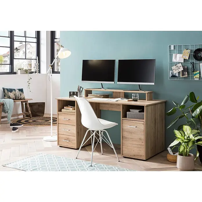 Schildmeyer Niels Schreibtisch mit Aufsatz - L x B x H: 70 x 150 x 86,7 cm, Holzwerkstoff, Wildeiche - Schreibtisch in heller Holzoptik mit zwei Monitoren und weißem Stuhl, in einem modernen Home-Office eingerichtet.