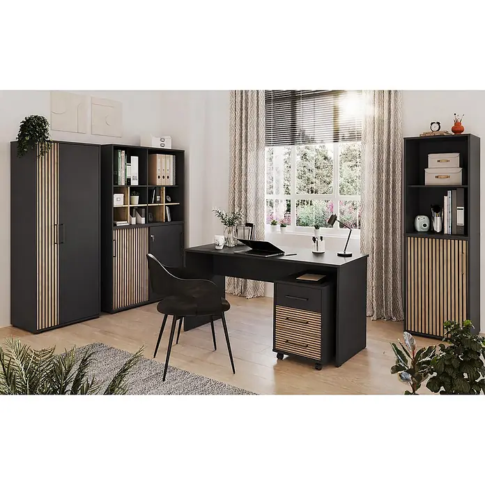 Schildmeyer Hank Schreibtisch - L x B x H: 65 x 144 x 73,6 cm, Holzwerkstoff, Schwarz - Modernes schwarzes Home-Office-Möbelset mit hellen Holzlamellendetails, Schreibtisch, Regal und Schränken in einem hellen Raum.