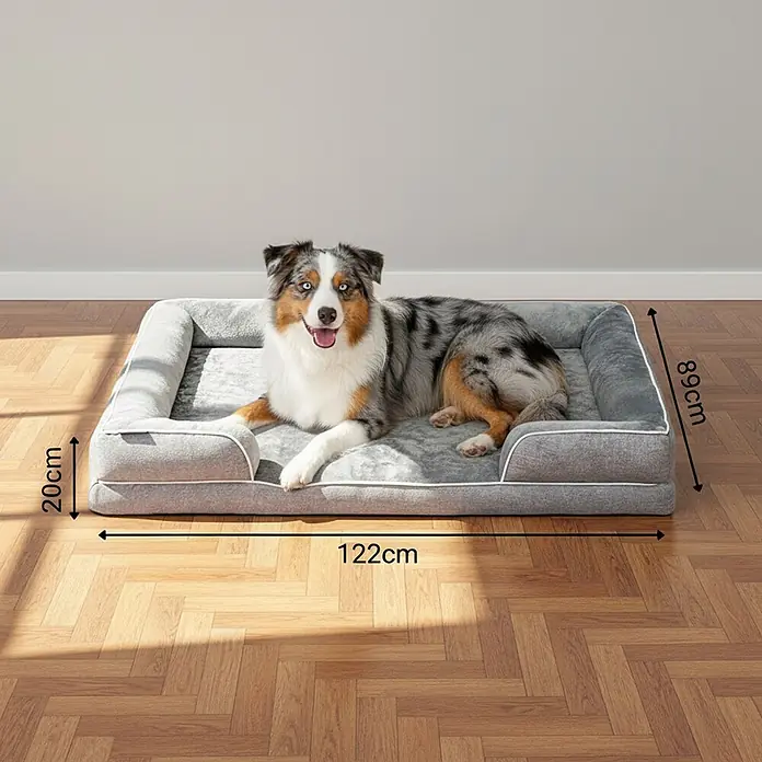 belviona Haustierbett - 89 x 122 x 20 cm, Textil, Grau - Ein graues gepolstertes Hundebett mit einem glücklichen Hund darin. Maße: 122cm L x 89cm B x 20cm H.