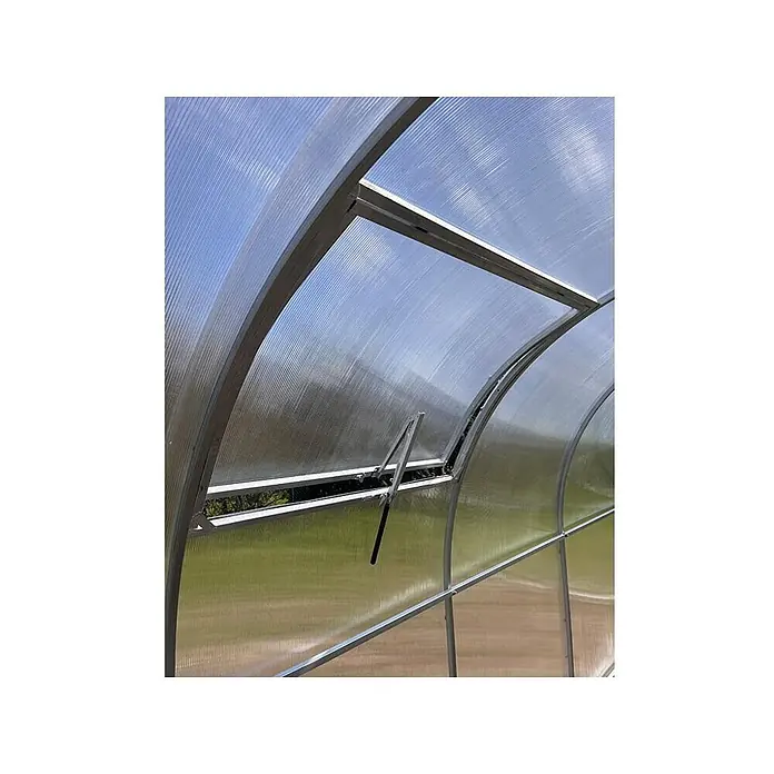 Garten Dream Gewächshaus-Fensterrahmen Mini - 4 x 64 x 98 cm, Silber, Passend für: Garten Dream "Mini" - Innenansicht eines Gewächshauses aus klarem, geripptem Polycarbonat mit silbernem Metallrahmen und geöffnetem Lüftungsfenster.