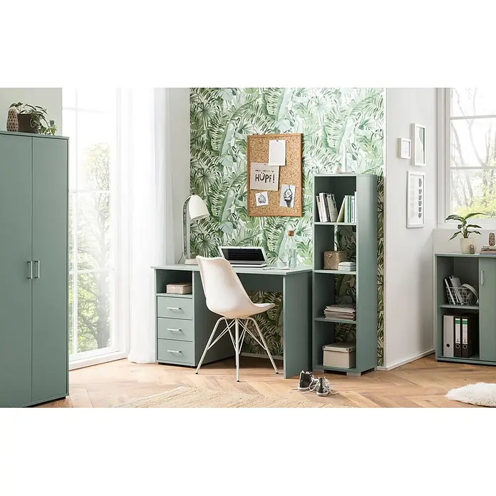 Schildmeyer Niels Holz-Mehrzweckschrank - L x B x H: 41 x 65,1 x 163,6 cm, Pistazie - Salbeigrünes Home-Office-Set mit Schreibtisch, hohem Regal und niedrigem Schrank vor einer Tapete mit Pflanzenmuster.