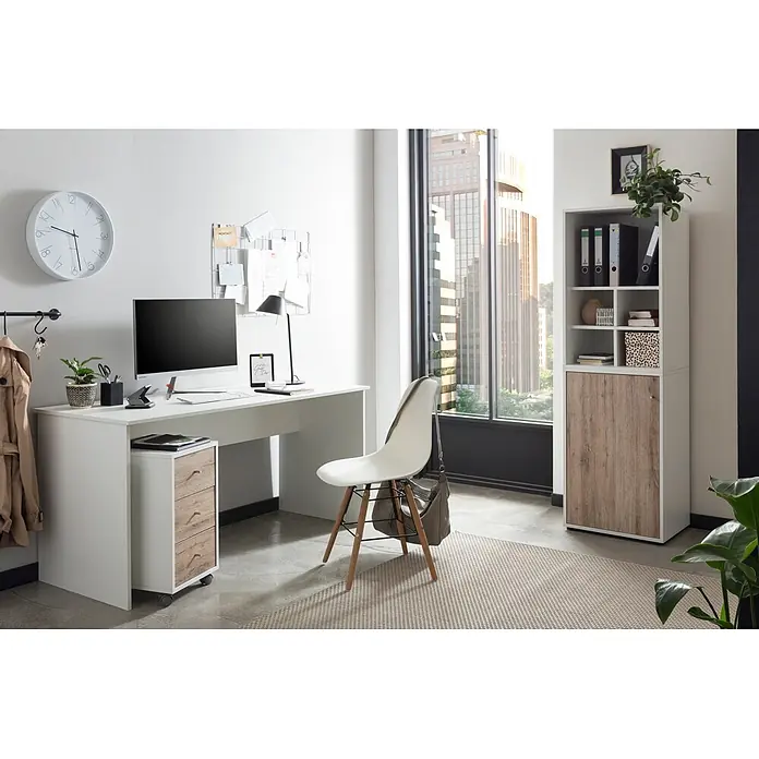 Schildmeyer Serie 400 Unterschrank - L x B x H: 41 x 50,9 x 83,6 cm, Weiß/Eiche - Modernes Home-Office mit weißem Schreibtisch, Stuhl und einem weiß-holzfarbenen Regal neben einem großen Fenster.