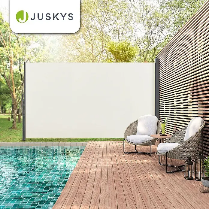 Juskys Klemmmarkise - beige, Breite: 5 m, Ausfall: 5 m - Ein heller Sichtschutz mit dunklen Pfosten bietet Abgeschiedenheit für eine moderne Außenterrasse und einen Poolbereich.