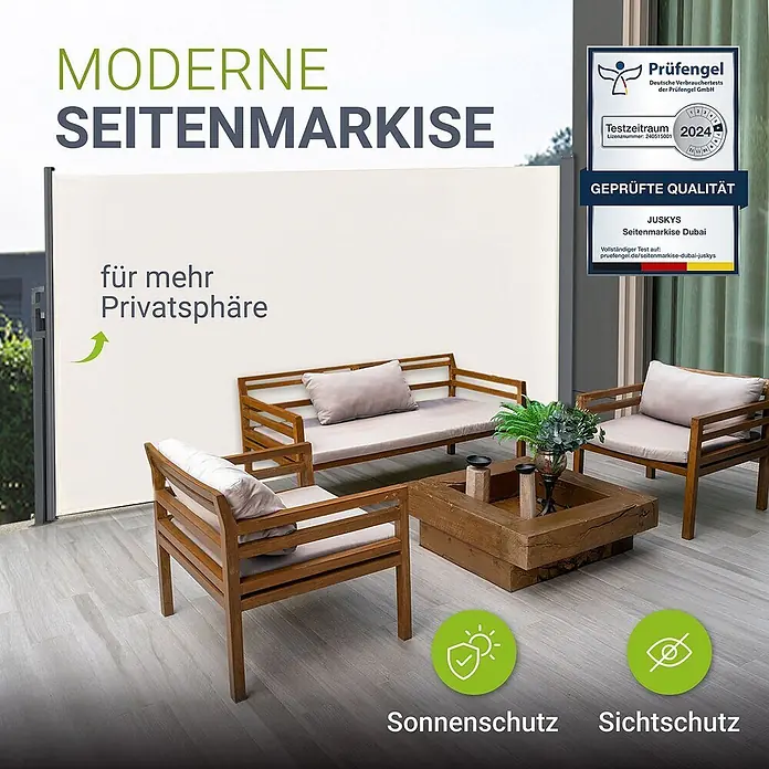 Juskys Klemmmarkise - beige, Breite: 5 m, Ausfall: 5 m - Creme-farbene Seitenmarkise auf einer Terrasse, die Sonnenschutz und Sichtschutz für eine Sitzgruppe bietet.