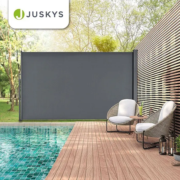 Seitenmarkise Dubai 300 x 160 cm dunkelgrau -  - Dunkelgrauer ausziehbarer Sichtschutz am Pool, der einer Holzterrasse Privatsphäre bietet.