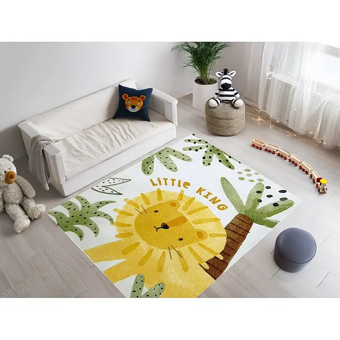 Kayoom Kinderteppich Wonder 127 - Gelb, 160 x 115 cm, 100 % Polyester - Ein farbenfroher Kinderteppich mit einem Löwen und "Little King"-Text auf hellem Boden im Kinderzimmer.