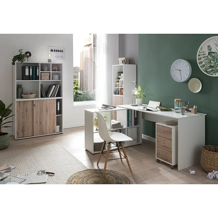 Schildmeyer Serie 400 Unterschrank - L x B x H: 41 x 100,1 x 83,6 cm, Weiß/Eiche - L-förmiger Schreibtisch in Weiß und Holzoptik mit integrierten Regalen und passendem Bücherregal in einem hellen Home-Office.