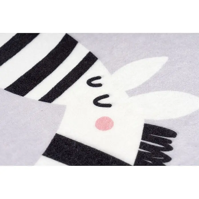 Kayoom Kinderteppich Wonder 128 - Grau, 230 x 160 cm, 100 % Polyester - Nahaufnahme von weißem Filzstoff mit schwarzen Streifen und einem Cartoon-Zebra-Design, mit schwarzen Augen und rosa Wange.