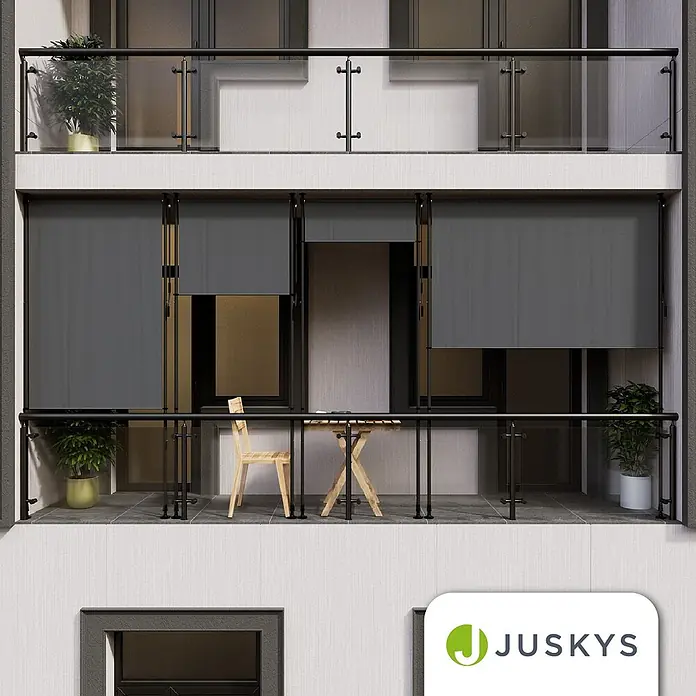 Juskys Klemmmarkise - grau, Breite: 1,5 m, Ausfall: 3,1 m - Dunkelgraue Outdoor-Rollos bedecken Fenster auf einem modernen Apartmentbalkon.