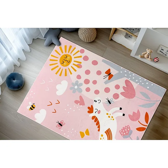 Kayoom Kinderteppich Wonder 126 - Rosa, 160 x 115 cm, 100 % Polyester - Rosa Kinderteppich mit Comic-Sonne, Einhorn, Biene, Schmetterlingen und Blumen, auf Holzboden im Kinderzimmer.