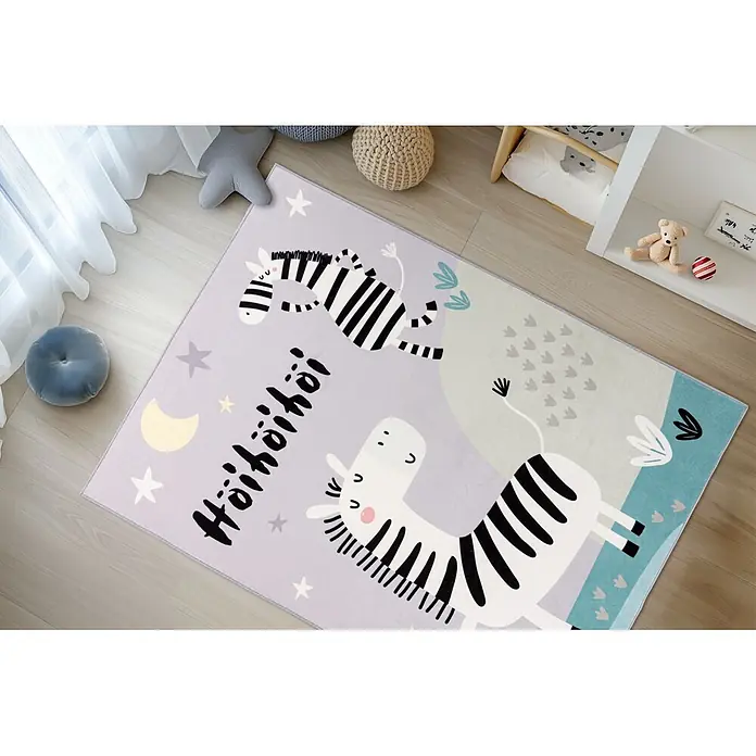Kayoom Kinderteppich Wonder 128 - Grau, 230 x 160 cm, 100 % Polyester - Heller Kinderteppich in Grau mit zwei verspielten Zebras, Sternen, Mond und "Höhöhöi"-Schriftzug, im Kinderzimmer liegend.