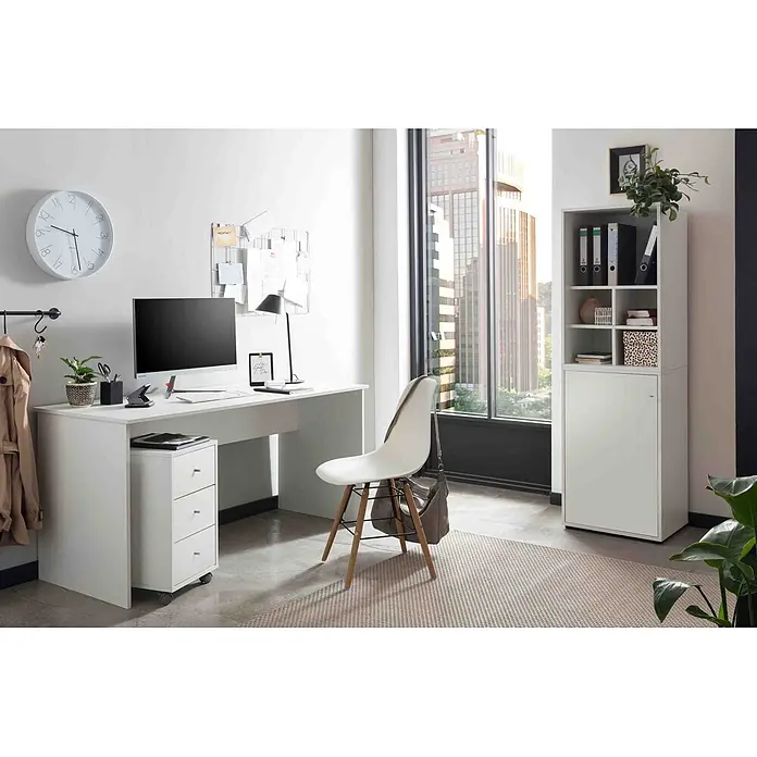 Schildmeyer Serie 400 Schreibtisch - L x B x H: 65 x 150 x 73,6 cm, Holzwerkstoff, Weiß - Ein helles Heimbüro mit weißem Schreibtisch, Stuhl und Schrank, mit großem Fenster und Stadtblick.