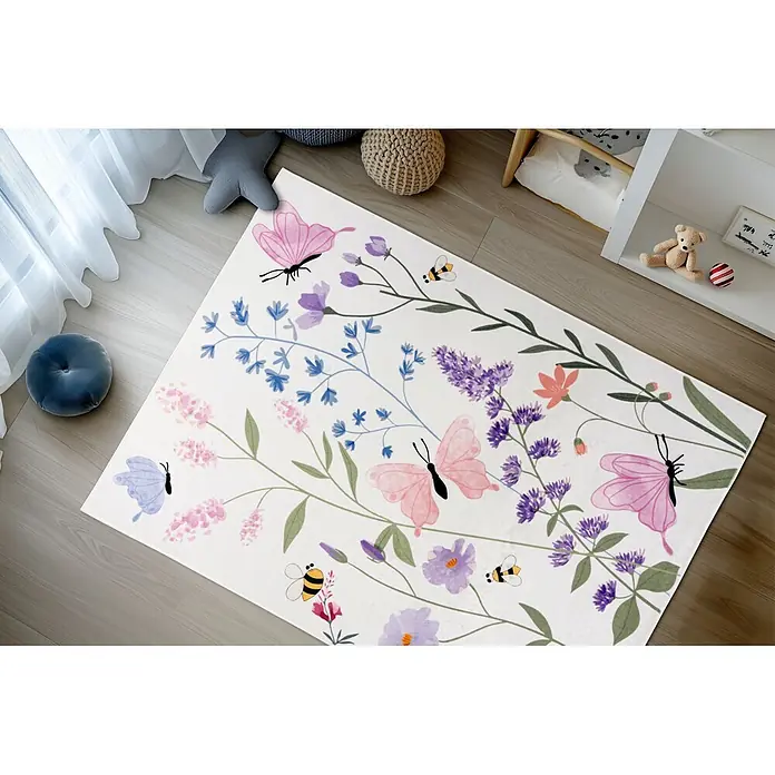 Kayoom Kinderteppich Wonder 134 - Bunt, 230 x 160 cm, 100 % Polyester - Rechteckiger Teppich mit rosa, lila und blauen Aquarellblumen, Schmetterlingen und Bienen, auf hellem Holzboden im Kinderzimmer.