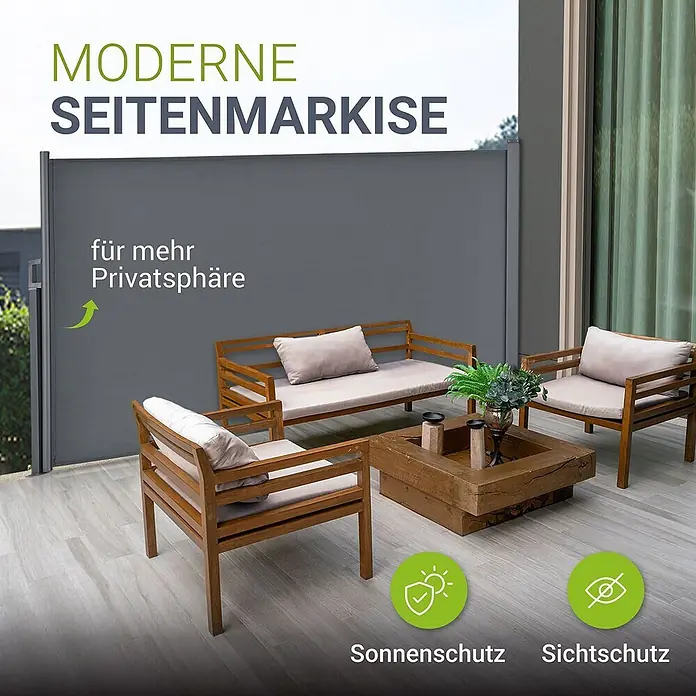 Juskys Klemmmarkise - grau, Breite: 3 m, Ausfall: 3 m - Eine graue, ausziehbare Seitenmarkise auf einer Terrasse, die Sicht- und Sonnenschutz für eine Holz-Sitzgruppe bietet.