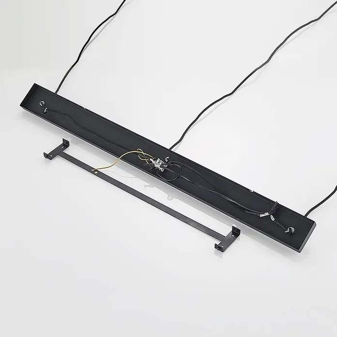 Lindby Pendelleuchte Esstisch Metall schwarz gold Hängelampe -  - Schwarzes Metall-Leuchtengehäuse mit interner Verkabelung und separatem Montagebügel, unmontiert.