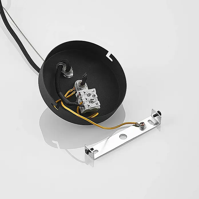 Lindby Pendelleuchte Narisara - schwarz, Schwarz, gold, E27 - Schwarze Deckenrosette mit sichtbarer Verkabelung, Klemme und Metallhalterung.