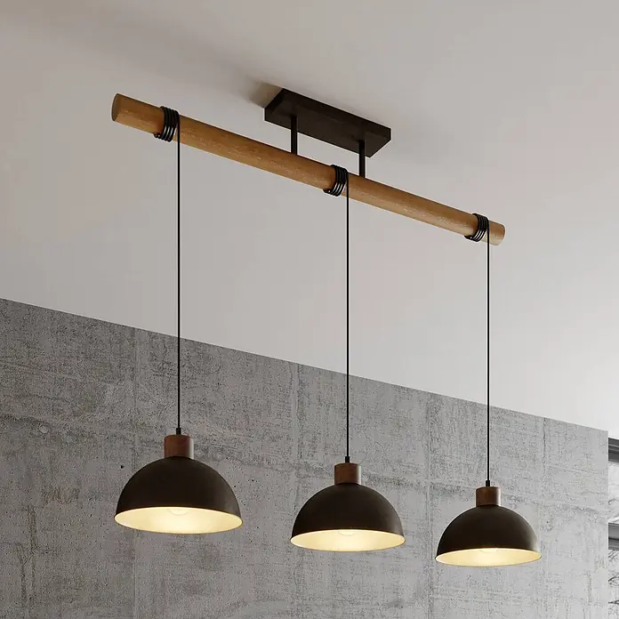 Lindby Pendelleuchte Holgar - alu / grau / zink, grau, holz hell, E27 - Drei Hängelampen mit dunklen Metallschirmen & Holzdetails hängen von einem hellen Holzbalken.