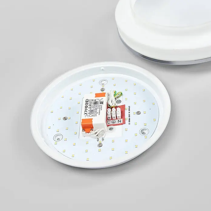 Lindby LED Deckenlampe in weiß, chrom, Deckenleuchte rund -  - Geöffnete runde LED-Deckenleuchte, weiß, mit sichtbaren gelben LED-Chips, Treiber und Verkabelung.