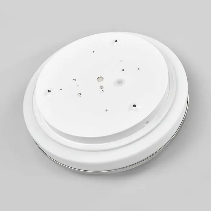 Lindby LED Deckenlampe in weiß, chrom, Deckenleuchte rund -  - Runde weiße Leuchtenbasis mit sichtbaren Befestigungslöchern und Metallverkleidung.