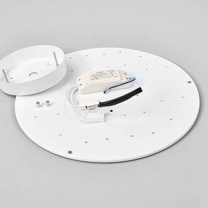 Lindby Deckenleuchte Saira - alu / grau / zink - Interne Komponenten einer weißen runden LED-Deckenleuchte: Treiber, Verkabelung und separate ovale Montagehalterung.