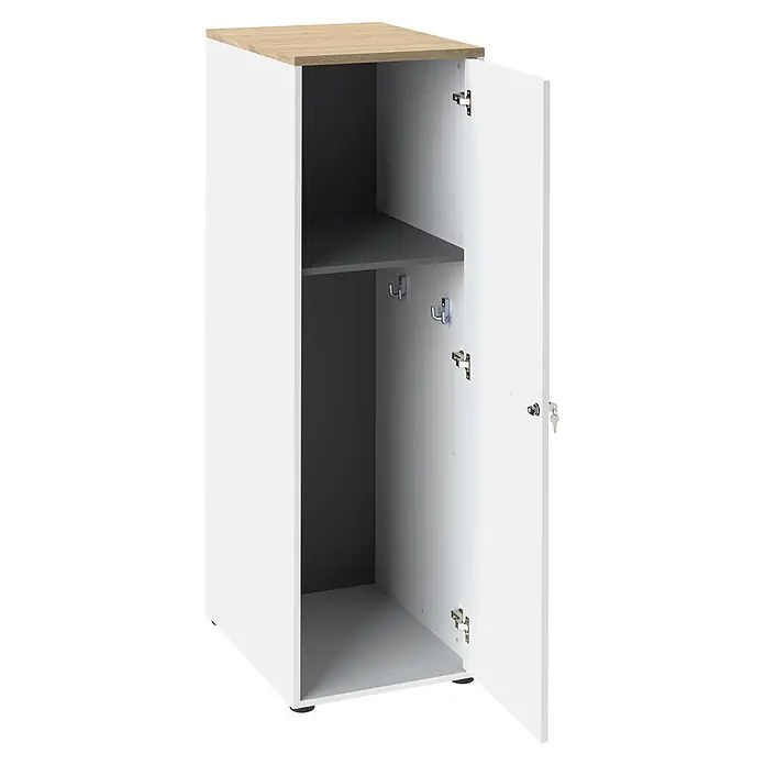 Schildmeyer Solea Hochschrank - L x B x H: 60 x 45,1 x 154,7 cm, Weiß/Eiche - Weißer Spindschrank mit heller Holzplatte und dunkelgrauem Innenraum, offener Tür mit Regal, Haken und Schlüsseln.