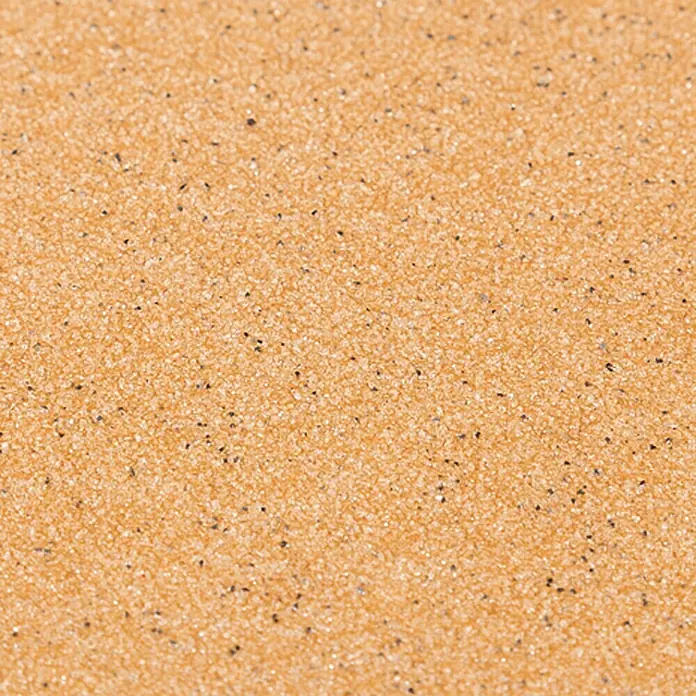 BAUHAUS Schleifpapier Standard - Körnung: 80 - Nahaufnahme von feinem, goldfarbenem Sand mit vereinzelten dunklen Partikeln. Ideal als Textur oder Hintergrund.