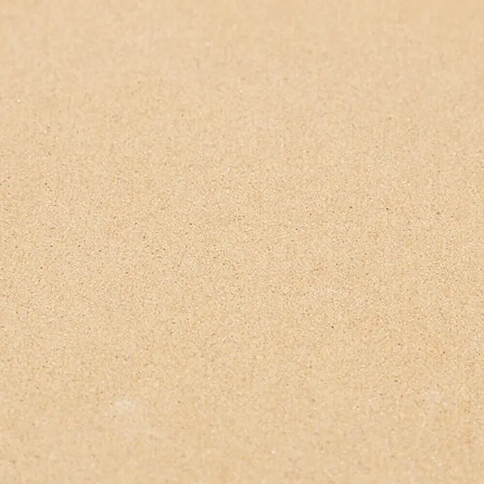 BAUHAUS Schleifpapier Standard - Körnung: 240 - Nahaufnahme eines sanften, hellbraunen Sandstrandes, der eine einheitliche und natürliche Textur zeigt.