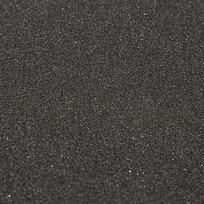 BAUHAUS Schleifpapier Gewebe - Körnung: 120 - Nahaufnahme eines schwarzen Schleifpads mit feiner Körnung, ideal zum Polieren und Glätten von Oberflächen.