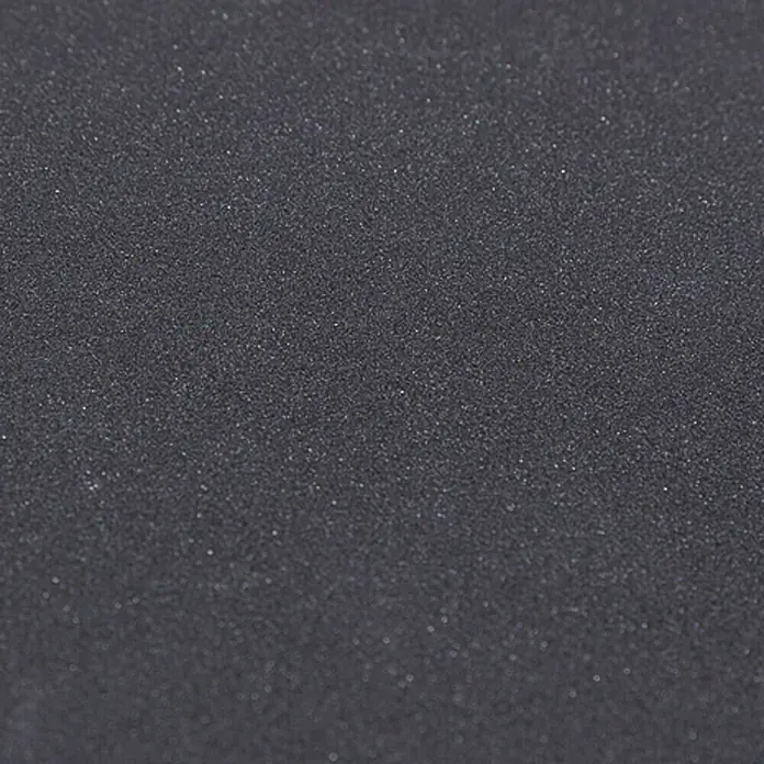BAUHAUS Schleifpapier - Körnung: 320, Nass- und Trockenschliff - Nahaufnahme eines dunkelgrauen Schaumstoffs. Seine feine, poröse Textur bietet eine gute Dämpfung und Isolation.