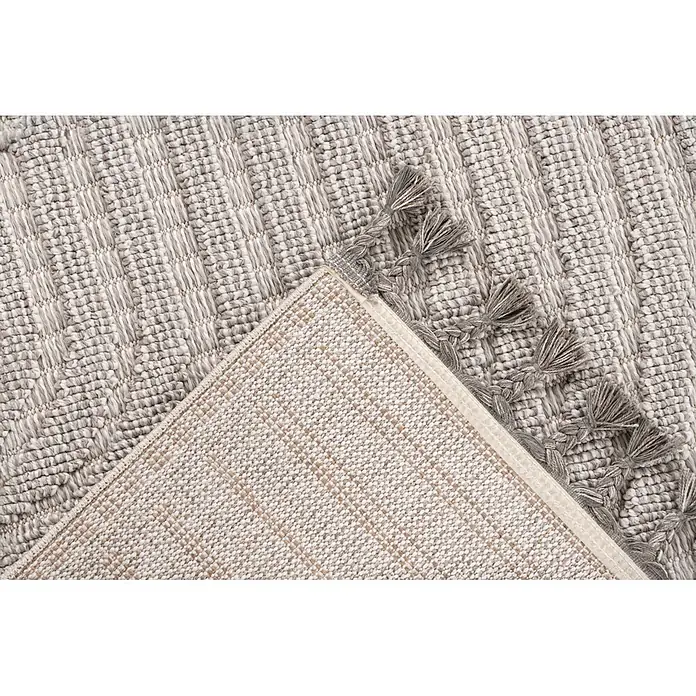 Kayoom Fransenteppich Reef 225 - Silber, 150 x 80 cm, 100 % Polypropylen - Hellgrauer, texturierter Teppich mit Quasten, zeigt seine Schlingenoberseite und flach gewebte Unterseite.