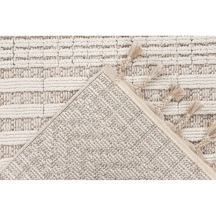 Kayoom Fransenteppich Reef 125 - Elfenbein, 150 x 80 cm, 100 % Polypropylen - Texturierter Creme- und Beigeteppich mit geflochtenen Quasten, gefaltet, um die Oberseite und die engmaschige Unterseite zu zeigen.