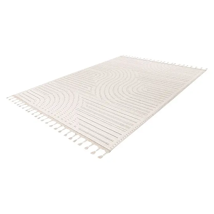Kayoom Fransenteppich Reef 225 - Elfenbein, 150 x 80 cm, 100 % Polypropylen - Schräge Ansicht eines cremefarbenen Teppichs mit dezentem geometrischem Muster und Quasten an den kurzen Seiten.