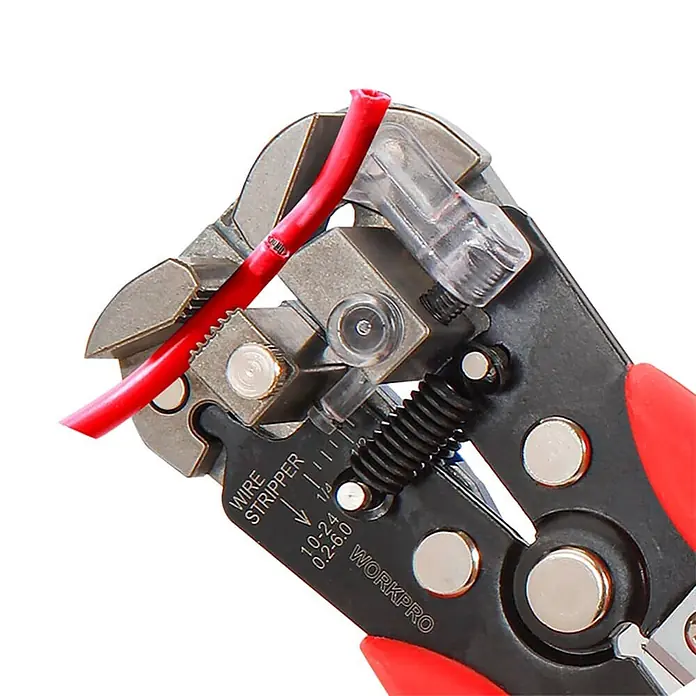 Pelacable - Largo: 200 mm, Acero, Rojo/Azul - Pelacables automático WORKPRO rojo y negro sujetando un cable eléctrico rojo, listo para pelar.