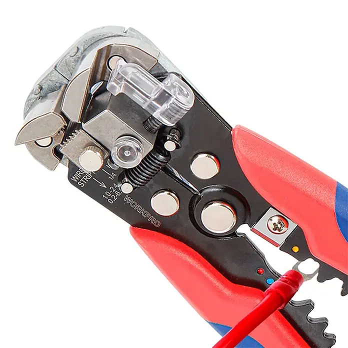 Pelacable - Largo: 200 mm, Acero, Rojo/Azul - Pelacables automático WORKPRO rojo, azul y negro con componentes metálicos, pelando un cable rojo.
